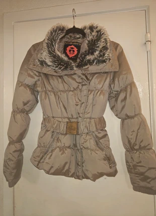 Doudoune beige avec une ceinture et un col en fausse fourrure-Fashion Addicts-Taille 158/164, brand: Fashion Addict, condizioni: Ottime, taglia: 13 anni / 158 cm, €12.00, €13.30 include la Protezione acquisti