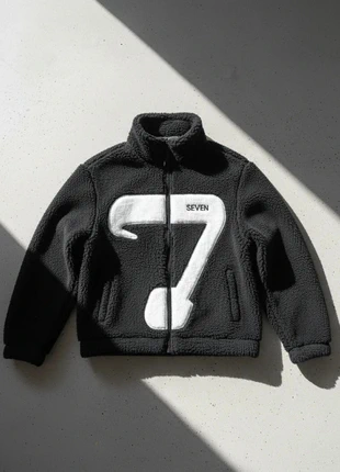 Veste polaire noire à motif “Seven” blanc, coupe ample et douce, zustand: Sehr gut, größe: M, 59,90 €, 63,60 € inklusive Vinted-Käuferschutz