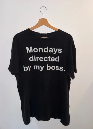 T-shirt oversized Zara nera – tg S, con scritta effetto vintage, brand: Zara, condizioni: Buone, taglia: S / IT 40 / EU 36, €5.00, €5.95 include la Protezione acquisti