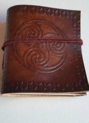 Joli petit carnet de cuir motif noeud Celtique, condition: New, €6.50, €7.53 includes Buyer Protection