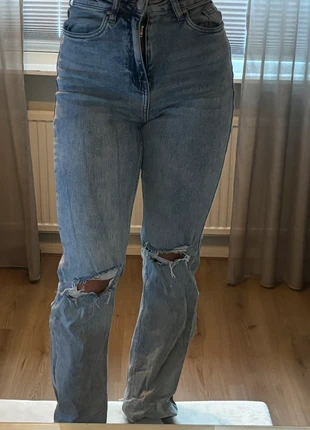 Ripped jeans met uiteenlopende pijpen, brand: R. Display, condizioni: Ottime, taglia: XS / IT 38 / EU 34, €4.00, €4.90 include la Protezione acquisti