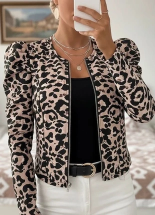 Veste courte à motif léopard beige et noir, marke: Angela paris, zustand: Sehr gut, größe: S / 36 / 8, 39,00 €, 41,65 € inklusive Vinted-Käuferschutz