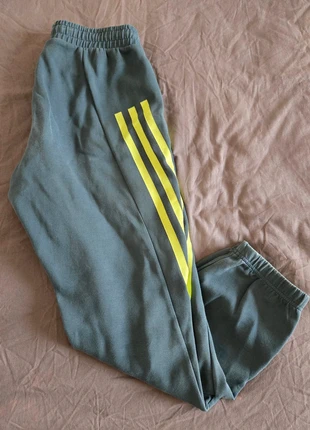 Jogging Adidas, merk: adidas, staat: Goed, maat: S, € 2,00, € 2,80 inclusief Kopersbescherming