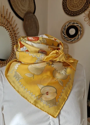 🧣Superbe Carré foulard de luxe en 100% soie vintage Marie Brizard fruits pomme vanille, merk: andré claude Canova, staat: Heel goed, € 20,00, € 21,70 inclusief Kopersbescherming Pro