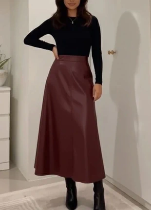 Jupe midi bordeaux en simili cuir, coupe évasée, taille haute élégante. taille M, marke: Vintage Chic, zustand: Sehr gut, größe: M / 38 / 10, 57,90 €, 61,50 € inklusive Vinted-Käuferschutz