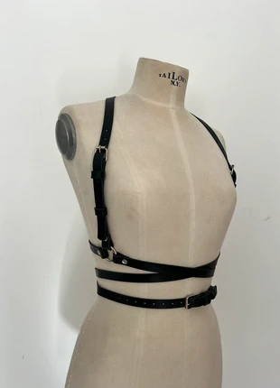 Black leather harness xx, marque: IsyMo, état: Très bon état, taille: Ajustable, 38,00 €, 40,60 € Protection acheteurs incluse