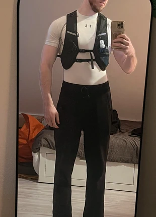 Zwart running chest rig met flesje, merk: chest rig, staat: Heel goed, € 20,00, € 21,70 inclusief Kopersbescherming