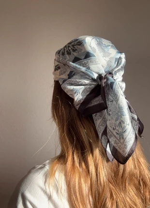 Foulard gris argenté fluide doux et satiné, marque: Boutique indépendante, état: Neuf avec étiquette, 9,00 €, 10,15 € Protection acheteurs (Pro) incluse