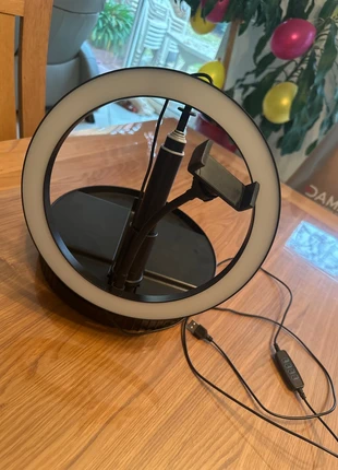 Lumière led et support téléphone, marque: Amazon, état: Neuf avec étiquette, 10,00 €, 11,20 € Protection acheteurs incluse