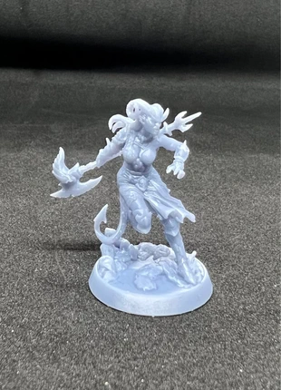 Tiefling donna barbaro, merk: D&D, staat: Nieuw zonder prijskaartje, € 6,00, € 7,00 inclusief Kopersbescherming