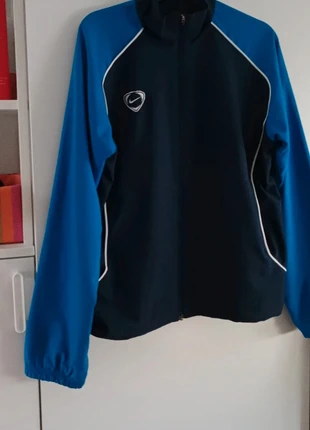 Veste Nike vintage en très bon état, marque: Nike, état: Très bon état, taille: L, 10,00 €, 11,20 € Protection acheteurs incluse