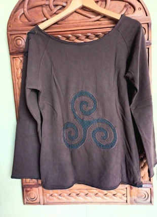 Heerlijk zacht Keltisch chocoladebruin/zwart hippie sweatshirt met triskel op de achterkant., merk: Hippie, staat: Nieuw zonder prijskaartje, maat: M / 38 / 10, € 15,99, € 17,49 inclusief Kopersbescherming