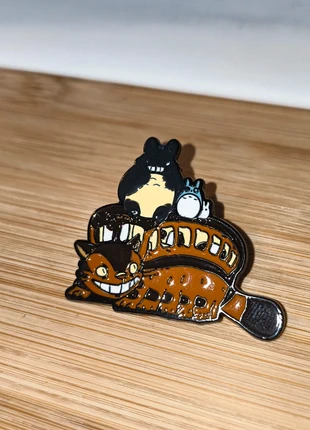 Mon voisin Totoro pin's broche chatbus, marke: Studio Ghibli, zustand: Sehr gut, 4,90 €, 5,85 € beinhaltet Vinted-Käuferschutz Pro
