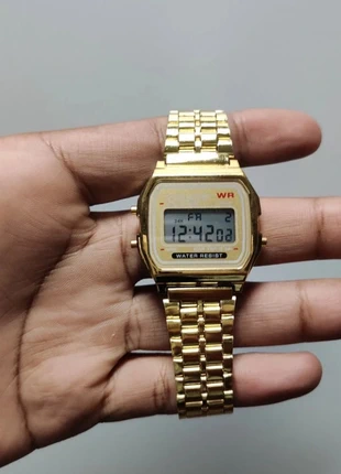 Montre style Casio numerique dorée, marque: CASIO, état: Neuf sans étiquette, taille: 30–38 mm, 12,00 €, 13,30 € Protection acheteurs incluse