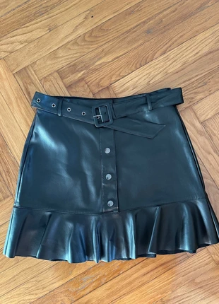 Gonna in simil pelle con bottoni e frangia, marca: Stradivarius, estado: Muito bom, tamanho: M / 38 / 10, €3.00, €3.85 inclui Proteção do Comprador