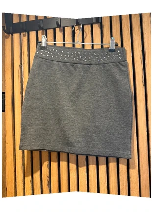 Grijs rokje met studs van ONLY – maat S Uitverkoop Sale, merk: ONLY, staat: Heel goed, maat: S / 36 / 8, € 5,00, € 5,95 inclusief Kopersbescherming