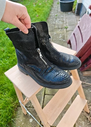 Stoere Zwarte Enkellaarsjes met Slangenprint en Zilveren Rits, marque: Sacha, état: Bon état, taille: 40, 12,00 €, 13,30 € Protection acheteurs incluse