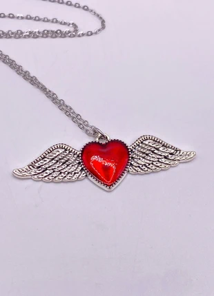 Bellissima collana in acciaio con ciondolo cuore rosso alato, brand: nessuno, condizioni: Nuovo senza cartellino, €3.50, €4.38 include la Protezione acquisti