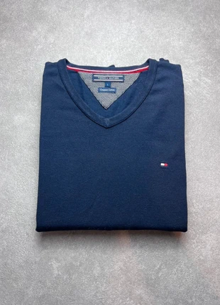 Pull Tommy Hilfiger col V | Bleu marine | Logo brodé | Taille L | Très bon état, merk: Tommy Hilfiger, staat: Heel goed, maat: L, € 29,90, € 32,10 inclusief Kopersbescherming