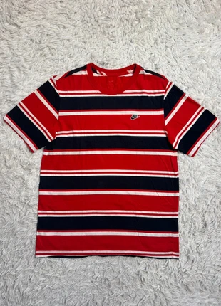 Nike Striped T-Shirt Red Navy White – Size M, brand: Nike, condizioni: Ottime, taglia: M, €28.00, €30.10 include la Protezione acquisti