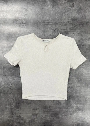 White Textured Cotton Blouse – Teardrop Cut-Out Neckline | Minimal Elegant Style, marque: Zara, état: Très bon état, taille: S / 36 / 8, 5,99 €, 6,99 € Protection acheteurs incluse