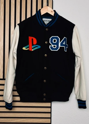 Blouson Varsity Playstation Insert Coin | Noir & Blanc | Logo PS 94 | Taille S | Unisex, marque: PlayStation, état: Très bon état, taille: S, 65,00 €, 68,95 € Protection acheteurs (Pro) incluse