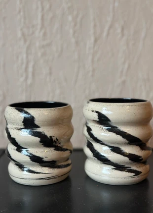 Handgemaakte mok in keramiek zwart/beige, marque: Atelier Ale, état: Neuf avec étiquette, 24,50 €, 26,43 € Protection acheteurs (Pro) incluse