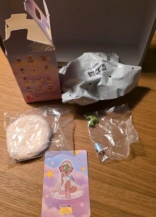 Lil peach riot poppy face mask, merk: POPMART, staat: Nieuw zonder prijskaartje, maat: Universeel, € 15,00, € 16,45 inclusief Kopersbescherming