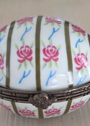 Pilulier, boite porcelaine - Très joli décor de roses - Collection, brand: Collection, condition: Very good, €5.00, €5.95 includes Buyer Protection