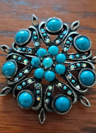 Mooie vintage broche met turquoise steentjes, merk: Vintage Chic, staat: Heel goed, € 10,00, € 11,20 inclusief Kopersbescherming