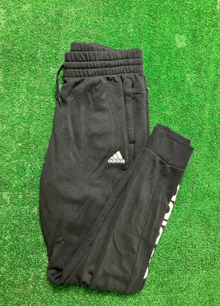 Pantalón Adidas negro vintage con logo lateral estilo deportivo retro, marque: adidas, état: Bon état, taille: S, 15,00 €, 16,45 € Protection acheteurs incluse