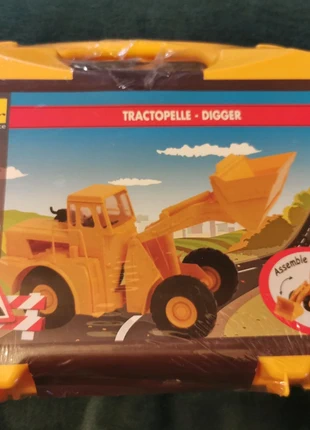 Tractopelle - Digger à construire, malette modèle 63003, 58 pièces, marque: Heller, état: Neuf avec étiquette, taille: 7 ans / 122 cm, 14,00 €, 15,40 € Protection acheteurs incluse
