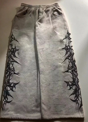 Pantalon gris motifs tribaux • Wide leg • Streetwear, marque: y2k, état: Très bon état, taille: S, 52,00 €, 55,30 € Protection acheteurs incluse