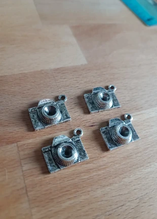 Conjunto 4 Pendentes Máquina Fotográfica, estado: Novo sem etiquetas, €1.00, €1.75 inclui Proteção do Comprador