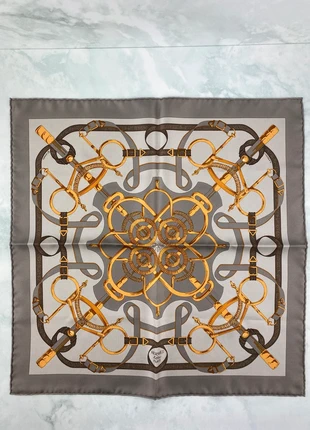 Bandana Hermès gavroche grey en 100% soie, marque: Hermès, état: Très bon état, 189,99 €, 200,19 € Protection acheteurs incluse