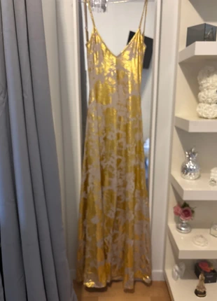 Longue robe jaune et beige, merk: aucune, staat: Nieuw zonder prijskaartje, maat: S / 36 / 8, € 4,00, € 4,90 inclusief Kopersbescherming