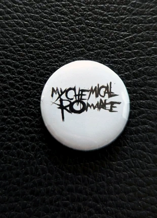 My Chemical Romance witte 25mm button met zwart logo, merk: My Chemical Romance, staat: Nieuw zonder prijskaartje, € 1,50, € 2,28 inclusief Kopersbescherming