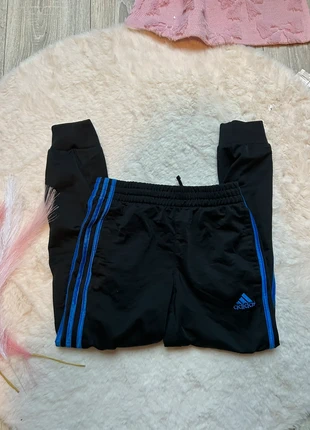Adidas joggers, marque: adidas, état: Très bon état, taille: 8 ans / 128 cm, 7,50 €, 8,58 € Protection acheteurs incluse