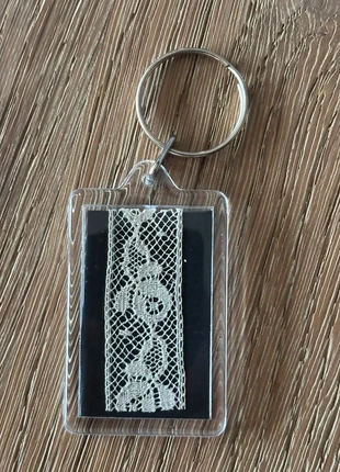 Sleutelhanger met kant - porte-clés avec dentelle, merk: Craft, staat: Nieuw zonder prijskaartje, € 6,00, € 7,00 inclusief Kopersbescherming