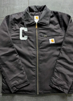 The 2025 Carhartt embroidered detroit rework detroit jacket in black, brand: Carhartt, condizioni: Nuovo senza cartellino, taglia: M, €99.00, €104.65 include la Protezione acquisti Pro