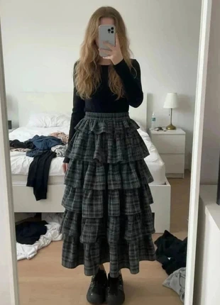 jupe longue à carreaux noirs et volants étagés #009, merk: Ruelle 90s, staat: Heel goed, maat: M / 38 / 10, € 49,99, € 53,19 inclusief Kopersbescherming