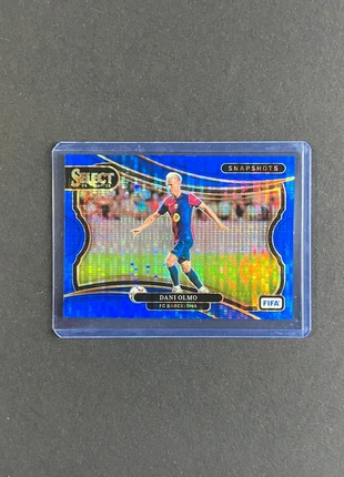 Dani Olmo Panini Select Prizm 2024-25 FC Barcelona Blue Pulsar Snapshot Color Match, merk: Panini, staat: Nieuw zonder prijskaartje, € 2,50, € 3,33 inclusief Kopersbescherming