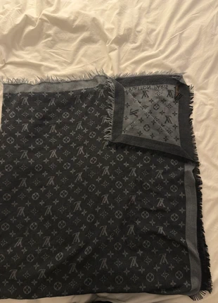 Grijze sjaal, staat: Veelgebruikt, € 8,00, € 9,10 inclusief Kopersbescherming