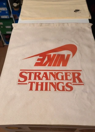 Stranger things nike sneaker dustbag, merk: Stranger Things, staat: Nieuw met prijskaartje, € 12,00, € 13,30 inclusief Kopersbescherming