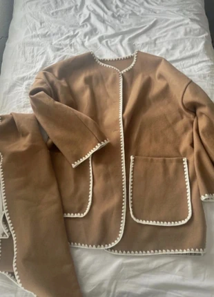 Trendy jasje bruin met sjaaltje, merk: merkloos, staat: Heel goed, maat: Overige, € 13,00, € 14,35 inclusief Kopersbescherming