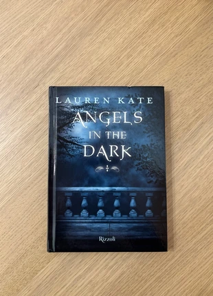 Libro “Angels in the dark” di Lauren Kate, condizioni: Buone, €4.00, €4.90 include la Protezione acquisti