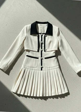 Ensemble blazer et jupe plissée nude avec col noir, marque: nolys, état: Très bon état, taille: M / 38 / 10, 74,99 €, 79,44 € Protection acheteurs incluse