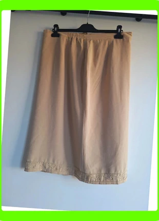Jupe beige taille 48 brodée basique, état: Très bon état, taille: 4XL / 48 / 20, 6,00 €, 7,00 € Protection acheteurs (Pro) incluse