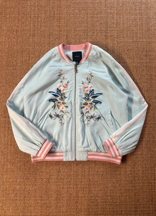 Veste bomber satin bleuc ciel logo broderie florale oiseaux M femme #655, merk: Vintage Dressing, staat: Heel goed, maat: M / 38 / 10, € 15,00, € 16,45 inclusief Kopersbescherming Pro