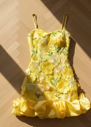 Robe courte jaune • Broderies florales 3D • Volants satinés, brand: Unique, condition: Very good, size: S / 36 / 8, €62.00, €65.80 includes Buyer Protection